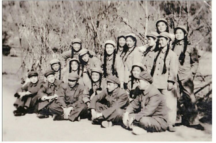 1953年春天师首长与31师女文工队员合影于朝鲜东海岸元山。前排自右至左：师长吴忠、副师长李长林、政委刘瑄、政治部主任李宝奇、参谋长林有声。