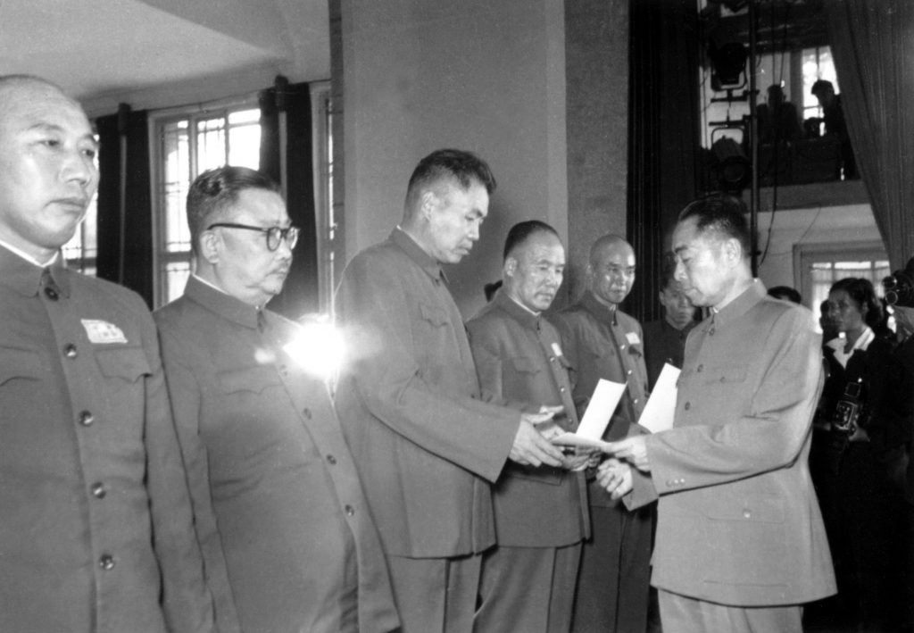 1955年9月27日，周恩来总理向李达（左四）等将领颁发军衔授予令。