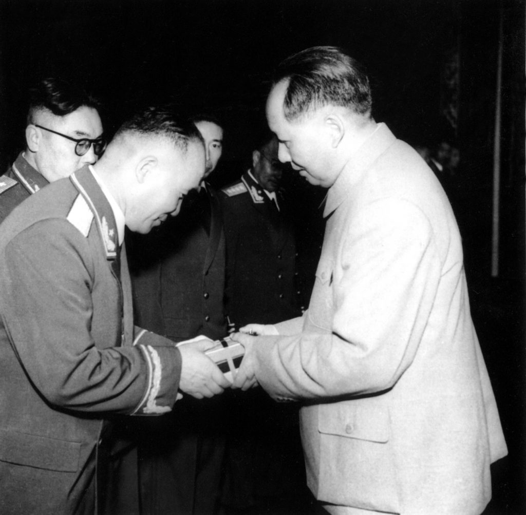 1955年9月27日，毛泽东主席为李达等将军授勋章。