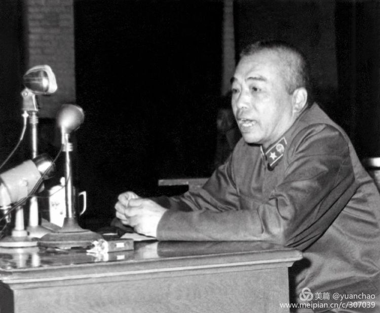 1958 年 9 月 11 日下午，第三次来到哈军工的彭德怀元帅在军人俱乐部给全院人员作报告。
