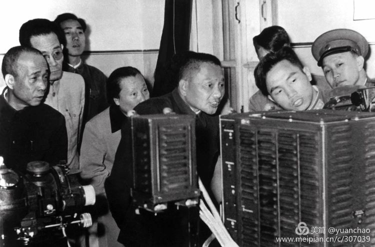 1958 年 9 月 16 日，邓小平总书记和李富春、杨尚昆一起视察哈军工。图为在空军工程系无线电实验室，邓小平（前左二）、李富春（前左一）了解该系的科研情况。