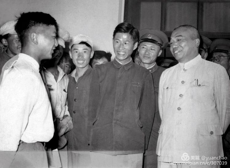 1958 年 9 月 2 日，彭德怀元帅（右一）第二次视察哈军工，在实习工厂与学员们亲切交谈。