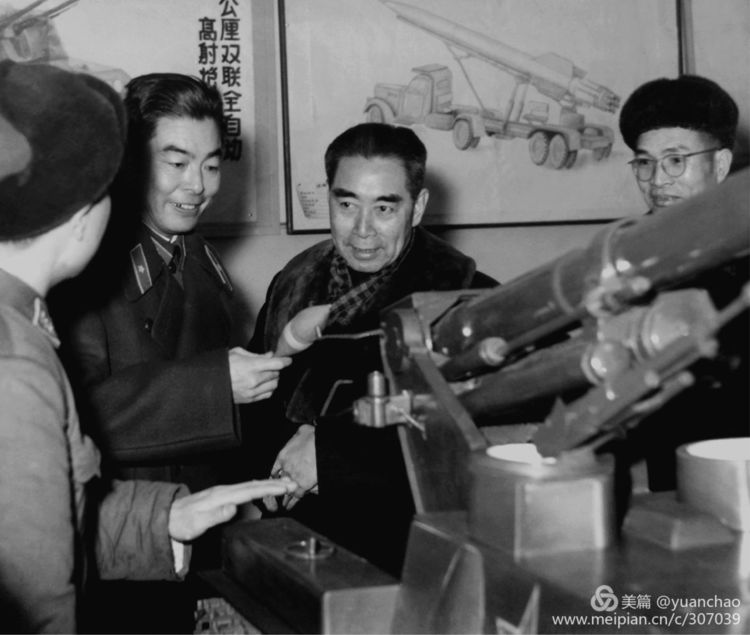 1959 年 12 月23 日，周恩来总理视察哈军工。在炮兵工程系，刘居英向总理汇报自行火炮的研制情况。