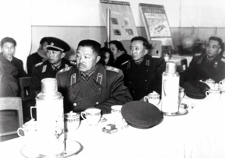 1960 年 11 月 15 日，贺龙元帅、罗瑞卿大将等视察哈军工。图为在听取刘居英的汇报。左起：刘亚楼、贺龙、罗瑞卿、杨勇。