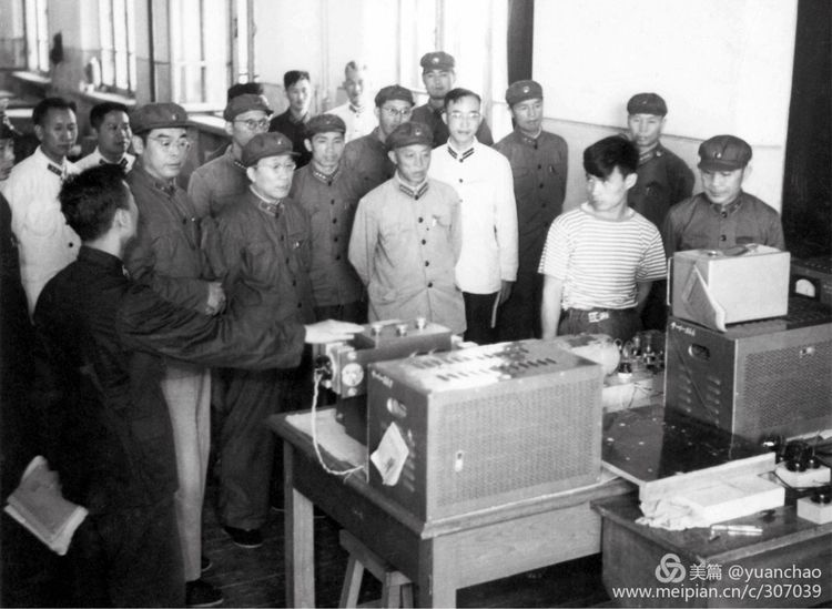 1960 年，刘居英（左二）和张子明（左三）李懋之（右一）赵本源（左四）等院系领导检查海军工程系计算机课题组的科研工作。