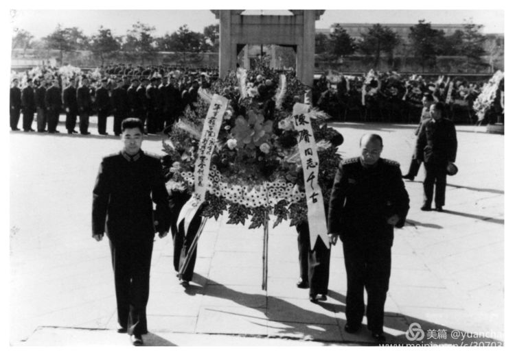 1961 年 3 月 25 日下午，刘居英（左）和徐立行（右）代表哈军工全院师生员工参加陈赓院长的公祭活动。