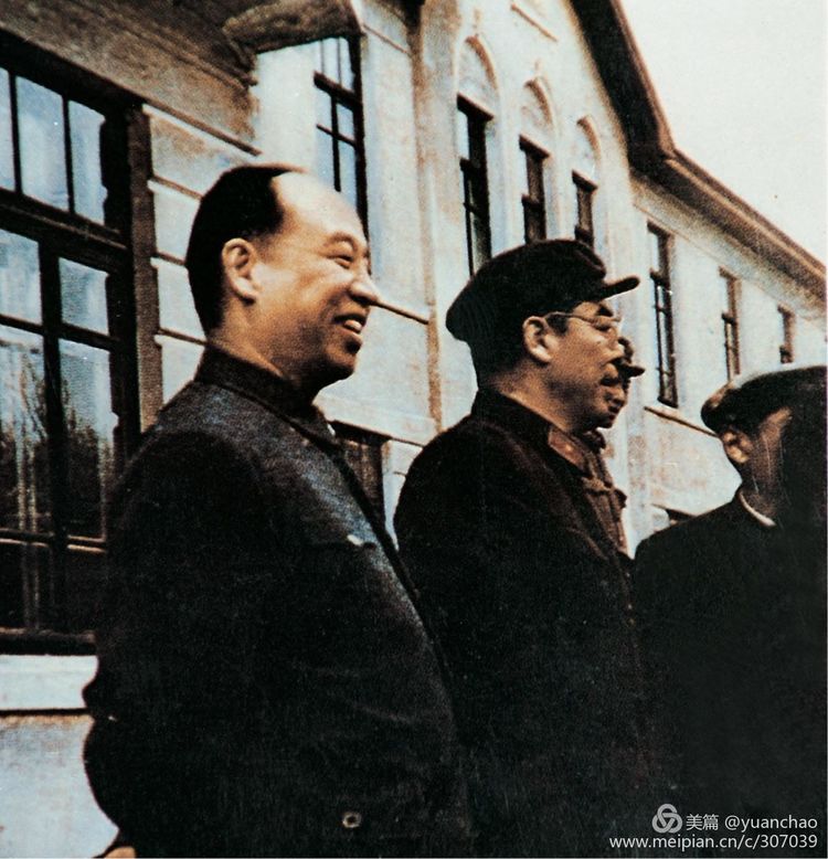 1963 年 10 月彭真副委员长视察哈军工（左一彭真，左二刘居英）