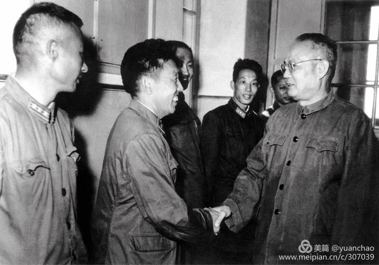 1964 年 8 月，叶剑英元帅视察哈军工。图为叶剑英正在接见学院部系以上干部，同李开湘握手。