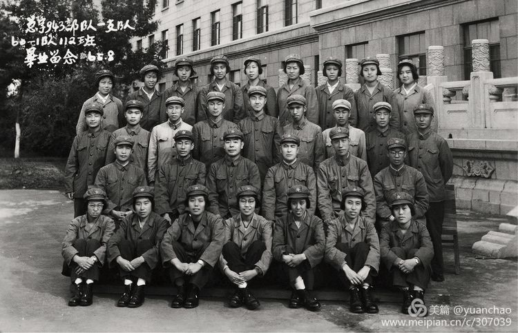 1965 年 8 月，刘居英（二排左三）同蹲点联系的 60-112 班全体学员合影。