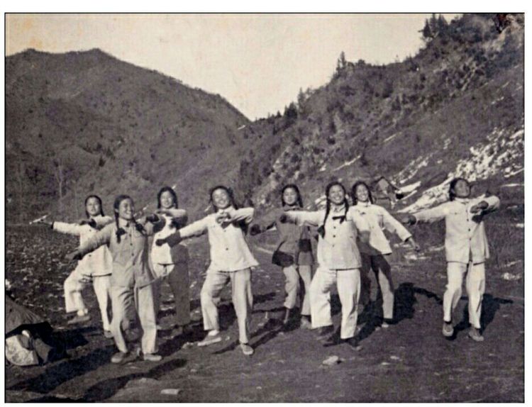 31师女文工队员1952年在金城前线为指战员演出