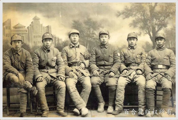 这张照片 摄于1945年河南淮清府 左起李耀德 李和旺（父亲）张志泽 马焕玉 贾甲寅 宫四科。