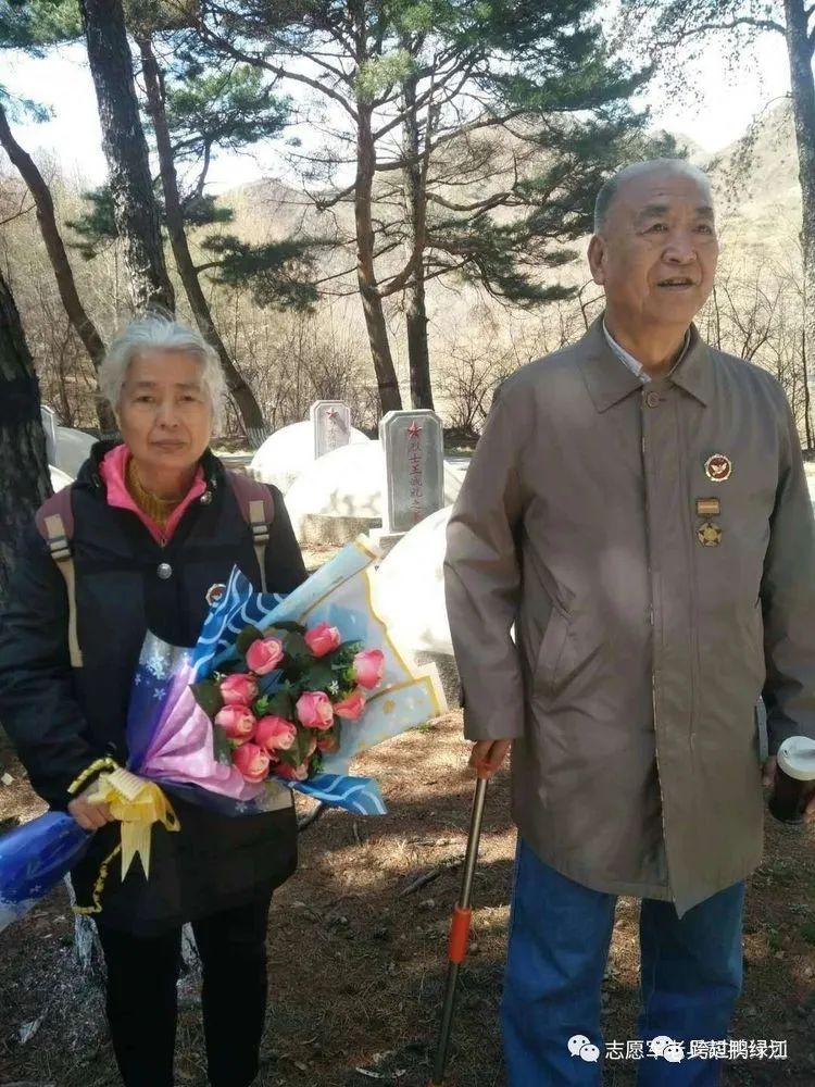 66年后，72岁的父亲第一次跪在爷爷坟前哭诉： 爹，我来看您了！