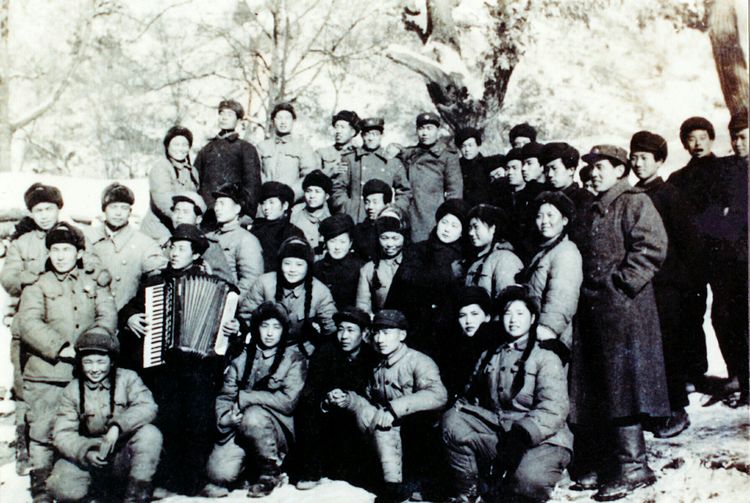 上甘岭战役后，祖国慰问团和朝鲜人民军慰问团与31师文工队合影