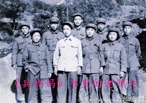 作者李希（左二）与35师司令部战友合影于朝鲜。