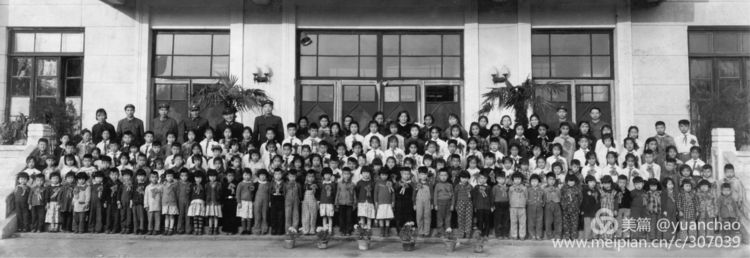 刘居英和院领导十分关心少年儿童健康成长，参加六一儿童节庆祝活动，同幼儿园好孩子、建军小学优秀少年和老师们合影。