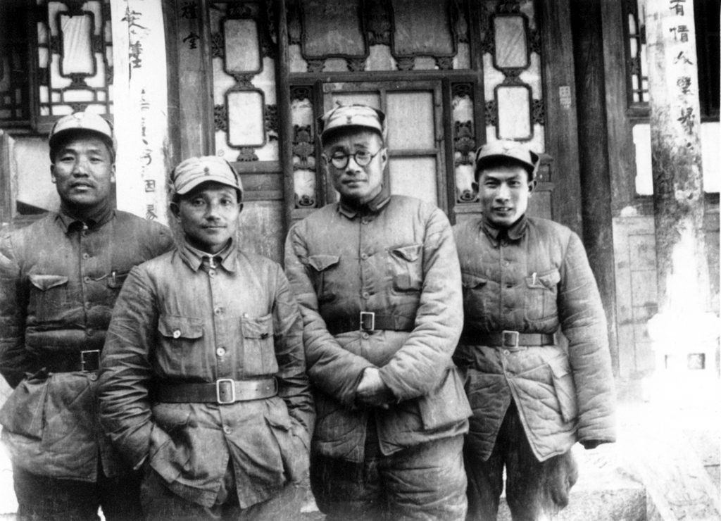 抗日战争时期（1940年），李达（左一）在山西辽县与邓小平（左二）、刘伯承（左三）、蔡树藩（左四）合影。