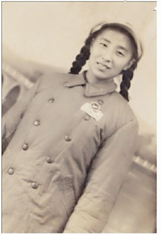 耿玉兰1952年于朝鲜，照片背后写着“送给亲爱的爸爸，我们正在朝鲜冰天雪地里为祖国而战。”