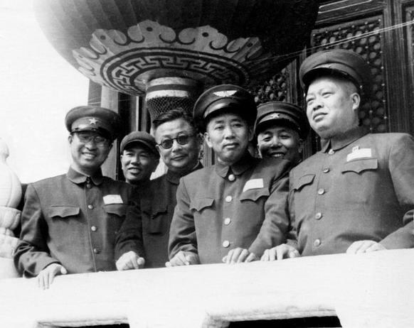 赖传珠（右一）与陈赓（左一）、李克农（左三）、刘亚楼（左四）等在北京天安门城楼上。