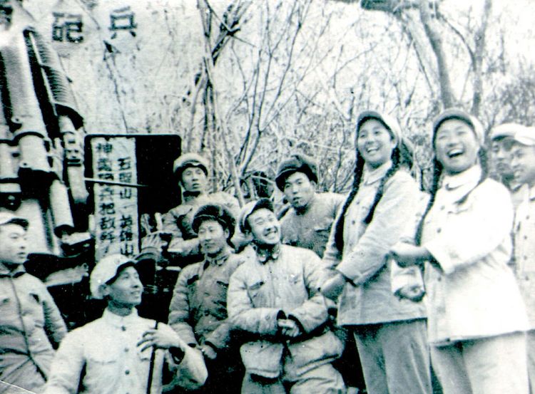这张照片真实地记录了战斗在上甘岭前线的女文工团员们。