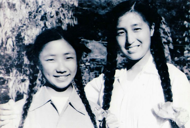 钟平均（左）与耿玉兰在朝鲜的生活照，看上去多么清纯、阳光、自信，从她们的脸上丝毫看不出战争的阴影。