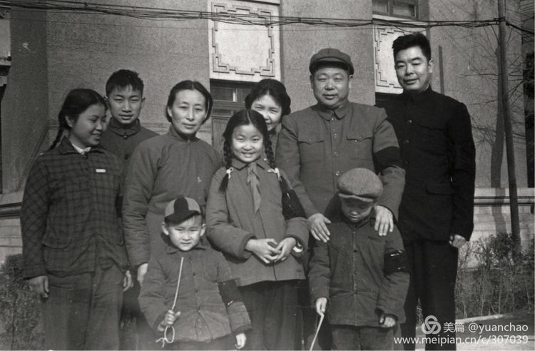 陈赓院长丧礼之后，刘居英（右一）同陈锡联夫妇（右二、右三）前往灵境胡同看望陈赓夫人傅涯（左三）和孩子们。