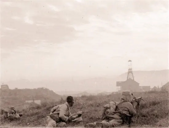 1940年8月，八路军将士们趁着早晨涌起了的薄雾，向井陉煤矿发动攻击，照片中是八路军的机枪阵地，他们正在与鬼子作战。