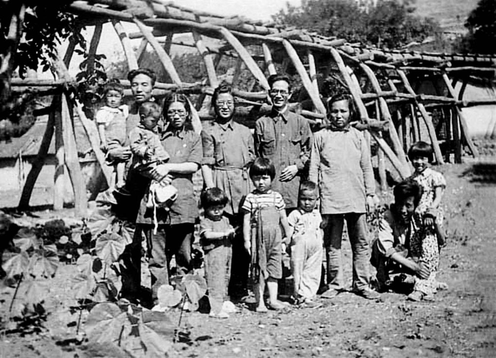 1947年6月，李雪峰、赖若愚及冷楚三家在堡下村合影