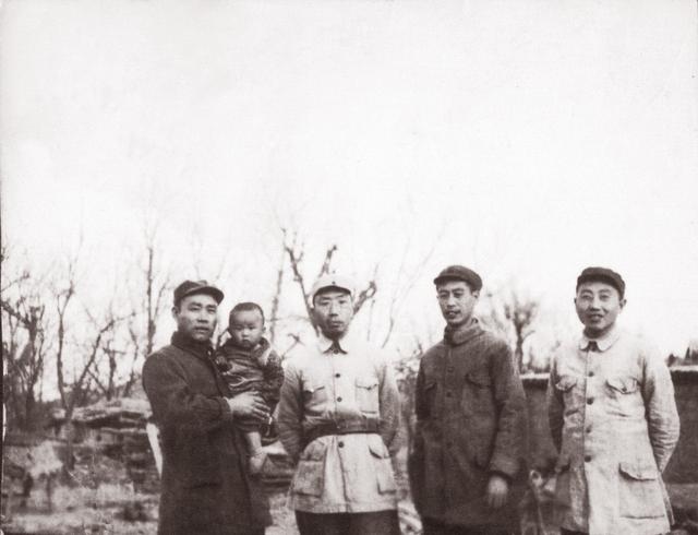 1947年冬，晋察冀军区政治部保卫部主要干部在河北省阜平县合影。左一为叶运高（部长）