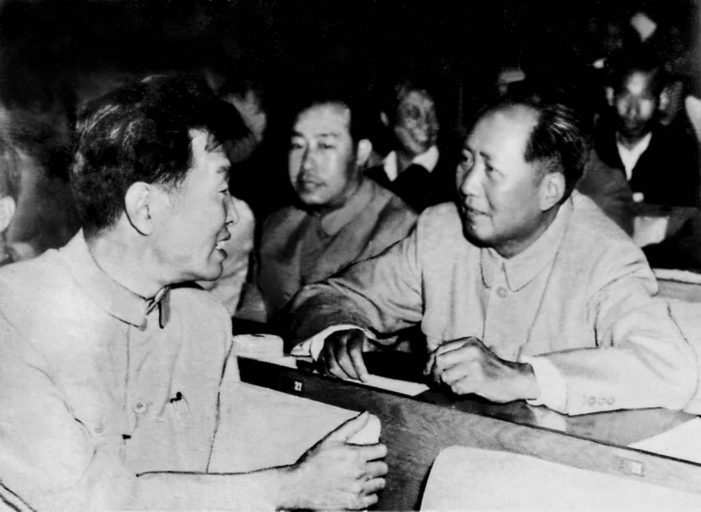 1954年9月19日，出席第一届全国人民代表大会第一次会议的代表们在会 休息时亲切地交谈。这是毛泽东主席和中华全国总工会主席赖若愚亲切交谈。