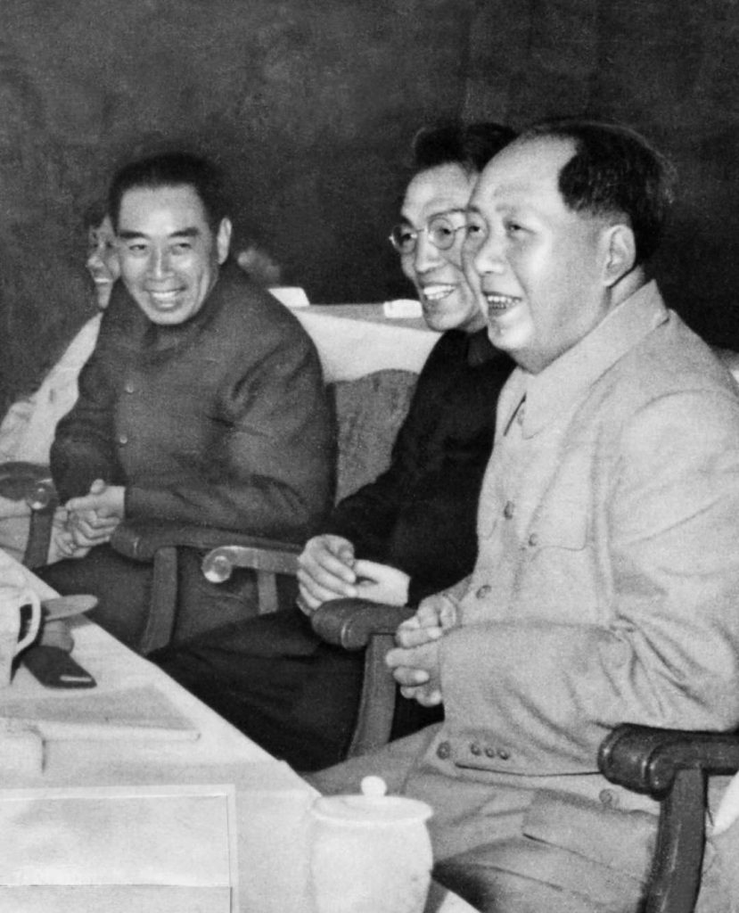 1955年10月2日，全国第一届工人体育运动会在北京先农坛体育场开幕。此为赖若愚陪同毛泽东主席、周恩来总理在主席台上。