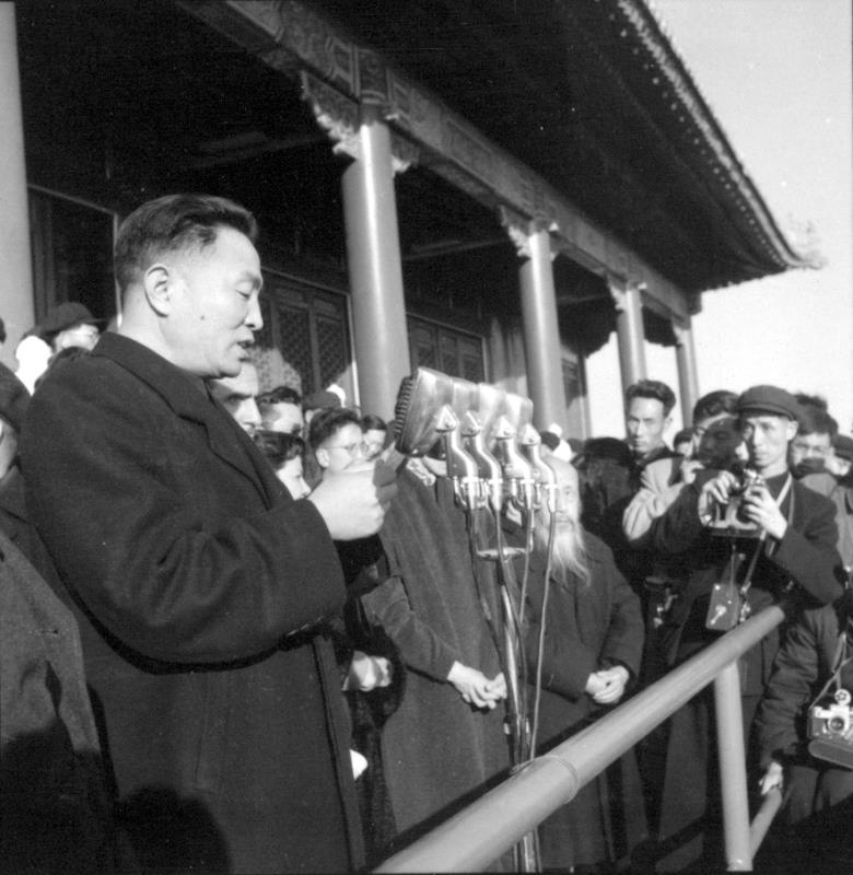 1956年11月3日,首都各界群众40万人在天安门广场举行反对英法侵略埃及,支持埃及人民正义斗争的大会,中华全国总工会主席赖若愚在大会上讲话。