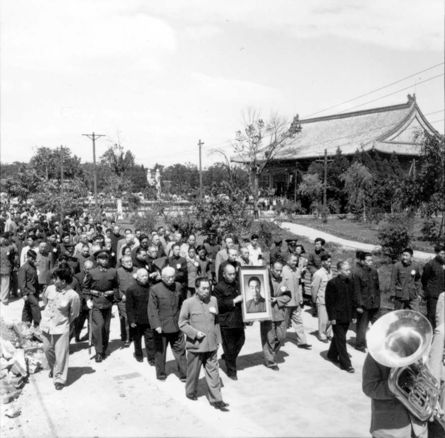 1958年5月23日上午，首都各界三千人，在中山公公园中山堂隆重公祭赖若愚。公祭毕刘少奇、周恩来等护送骨灰至八宝山革命公墓。