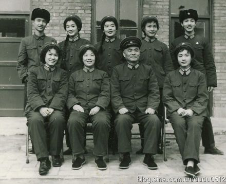 1978年1月，杜义德夫妇和孩子们在海军后勤小院住宅前合影。
