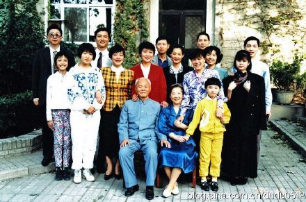 1995年10月2日，杜义德三代家人在北京万寿路总政干休所住宅前留影。
