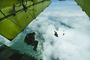 5月14日，茂县上空，空降兵抓住有利时机实施高空空降。这是此次汶川地震中，空军首次向灾区伞降空降兵。