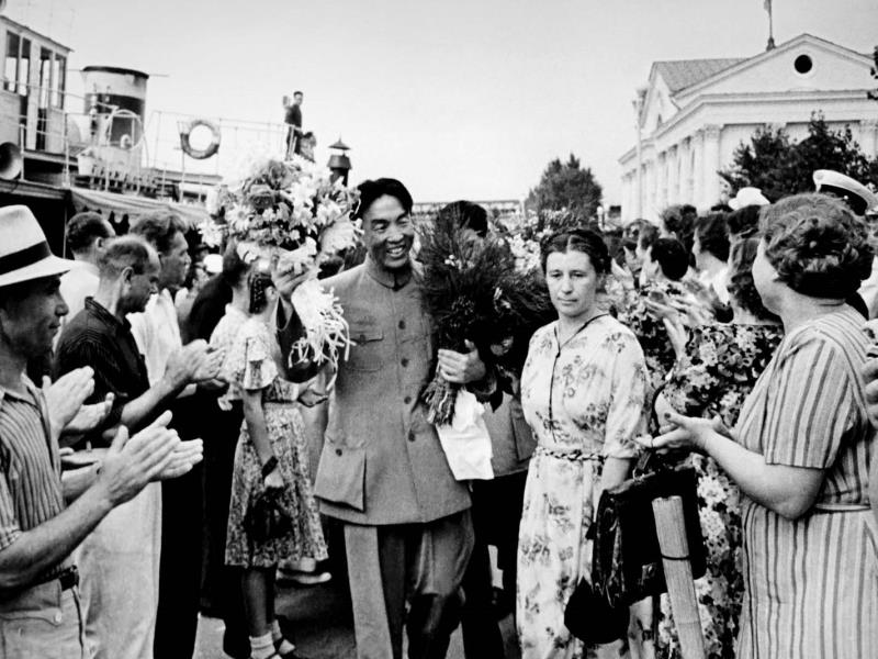 中国工会代表团赖若愚主席(中)到达苏联后受到热烈欢迎。