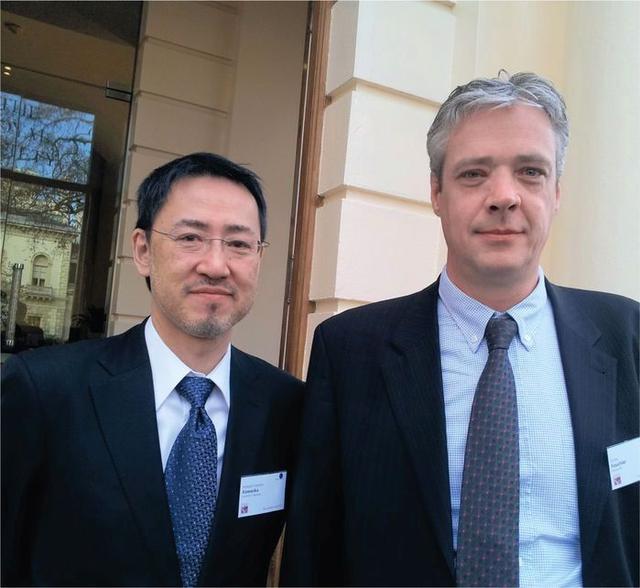 图1.Yoshihiro Kawaoka (左) 与RonFouchier (右)于2012的合影
