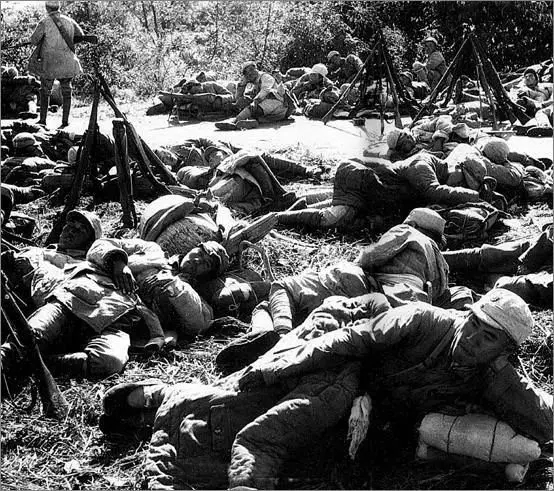 在反“扫荡”中，八路军艰苦转战。这是在战斗间隙中休息的部队。