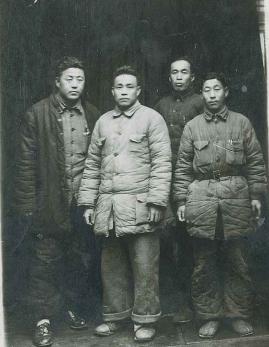 绥德分区公安局干部合影（1940年摄于绥德县城）左起：冯祖述、叶运高（局长）、薛克明、白步洲。