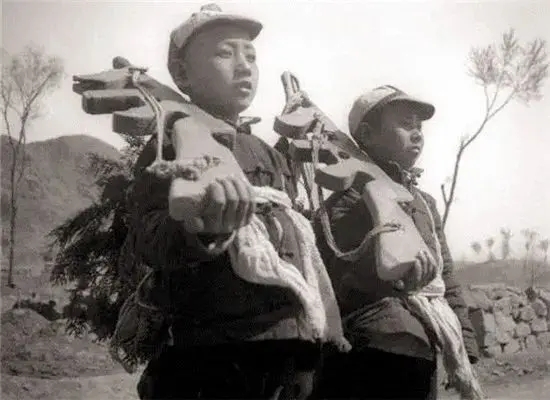 这是两位八路军小战士的年龄只有十二三岁，刚刚入伍不久，正在接受训练，他们看上去斗志昂扬，渴望早日踏上战场。