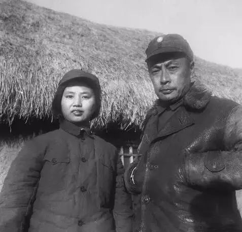 1942年冬，张茜与陈毅留影
