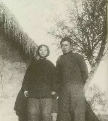 1943年1月10日，陈毅与夫人张茜在新四军军部转移至江苏盱眙黄花塘