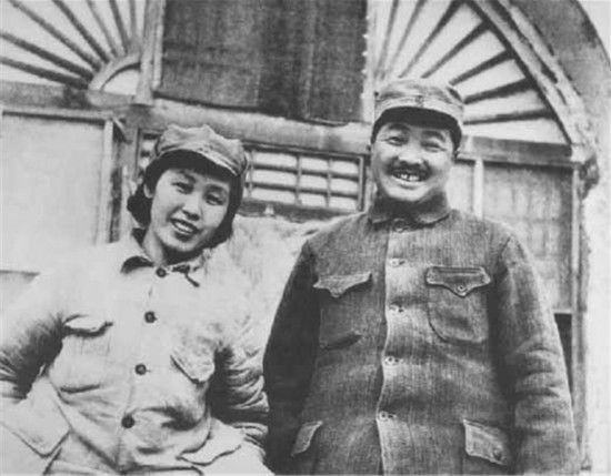 1947年9月，贺龙与夫人薛明在山西兴县蔡家崖。