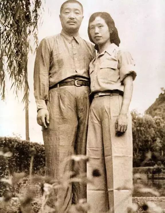 1951年，贺龙与薛明在重庆北碚