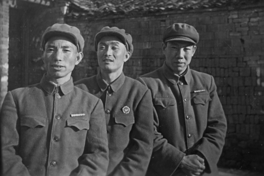 1953年春时任志愿军34师100团参谋长的父亲（右）与100团团长成冲霄（中）、团政委李天茂（左）合影于朝鲜东海岸元山