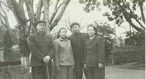 1954年3月与夫人张瑞华同罗荣桓、林月琴夫妇在广州