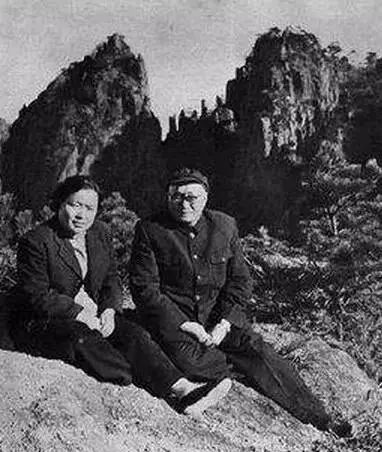 1957年春，刘伯承和夫人汪荣华游览黄山后小憩