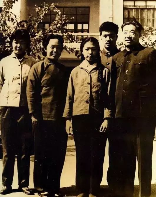 1964年，贺龙一家人在广州