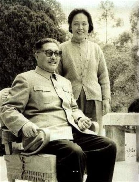 1966年4月成都，贺龙与薛明的最后一张合影。
