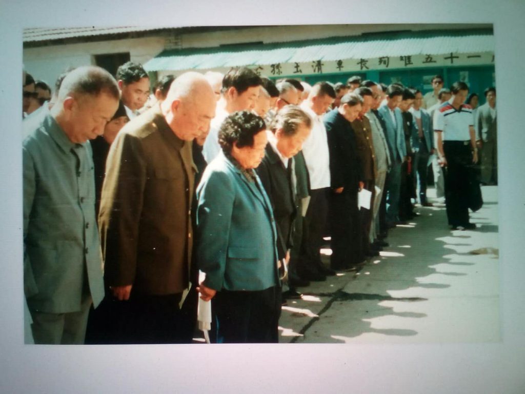 1988年8月15日王定国妈妈（左3）和王政柱（左1）、吕黎平（左2）等一起参加西宁西路军纪念馆开馆仪式和纪念孙玉清军长牺牲51周年纪念大会。